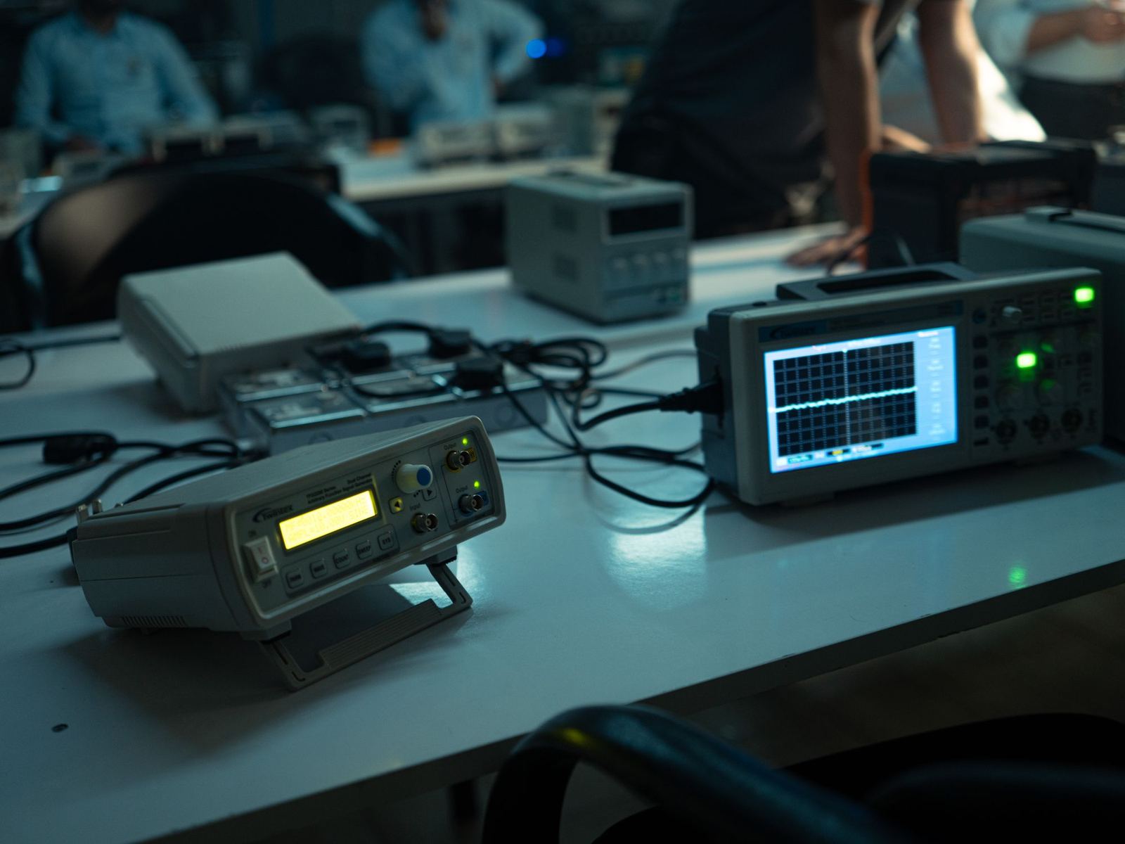 Masalarda osiloskoplar ve ölçüm cihazları bulunan elektronik test laboratuvarı